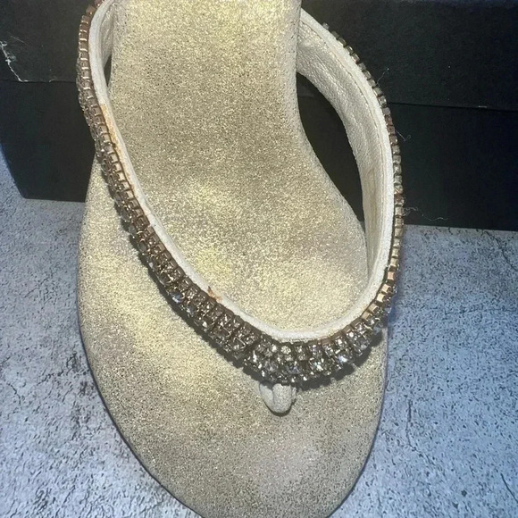 R3-TB. PELLE MODA WOMEN’S CRYSTAL BLING THONG LEATHER SANDAL GOLD LOW HEEL SZ 6M - Picture 9 of 16